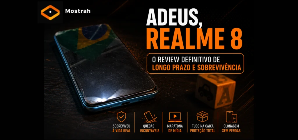 Um smartphone com sinais de uso intenso e a tela levemente descolada descansando sobre uma mesa escura de trabalho, com um pequeno brinquedo infantil ao fundo.